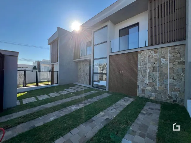Fachada moderna de uma residência em Lajeado, Brasil, com jardim frontal.