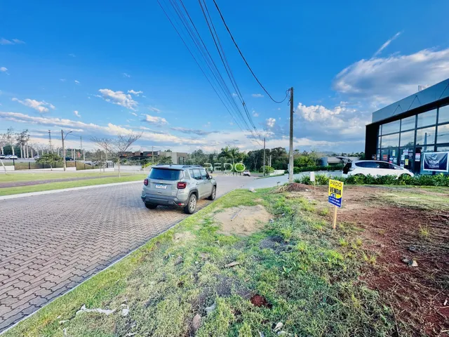 Vista externa de uma propriedade com estrada e vegetação ao redor.