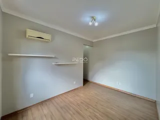 Ambiente interno com piso de madeira e ar condicionado instalado.