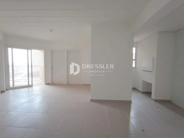 Ambiente interno de uma sala com piso de cerâmica e portas de vidro.