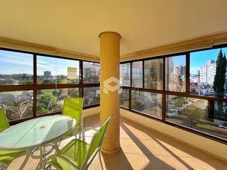 Vista ampla de uma área com grandes janelas em um imóvel no Brasil.