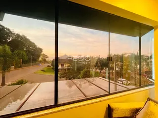 Vista da rua e da paisagem através da janela da propriedade.