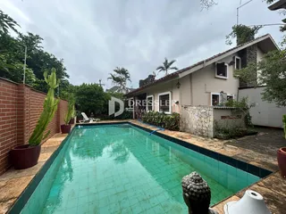 Foto de uma piscina ao ar livre em uma propriedade.