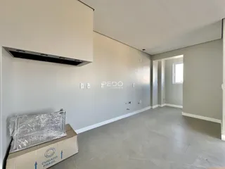 Ambiente interno de uma sala ampla com piso de concreto polido.