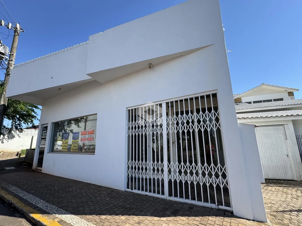 Fachada branca de uma residência em Lajeado, Brasil.