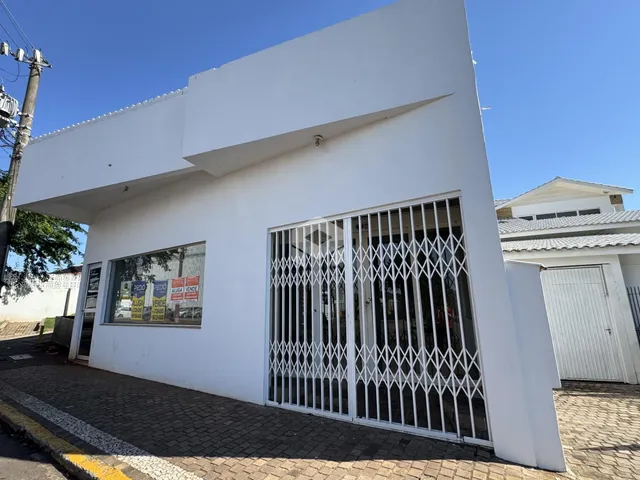 Fachada branca de uma residência em Lajeado, Brasil.