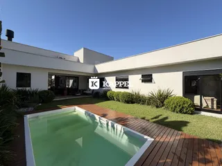 Foto da área externa com piscina e deck de madeira em um imóvel em Lajeado.