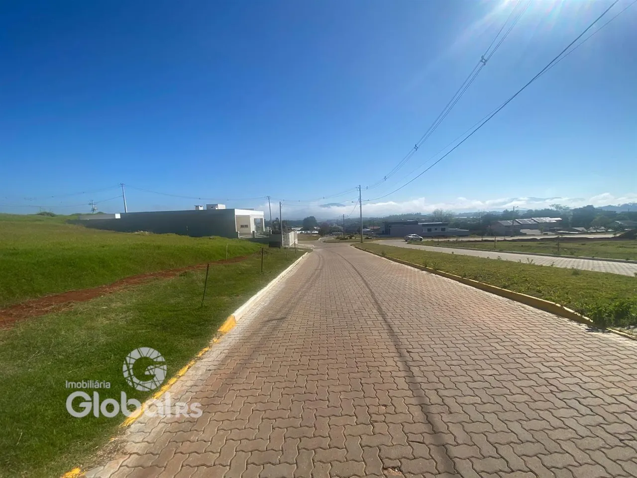 Vista da rua e área verde de uma propriedade em Lajeado.