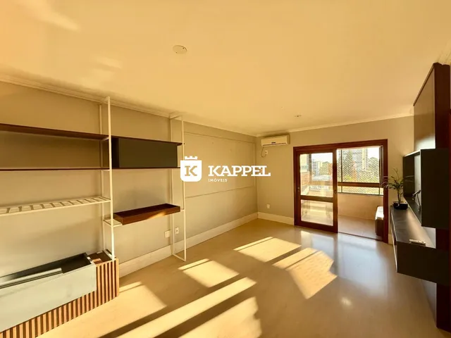 Uma sala de estar com prateleiras de madeira e porta de vidro.