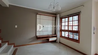 Sala de estar com piso de cerâmica e grande janela de madeira.
