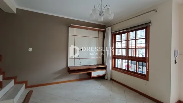 Sala de estar com piso de cerâmica e grande janela de madeira.
