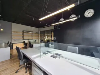 Ambiente moderno com cozinha e sala de jantar em um imóvel.