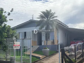 Fachada de uma residência em Lajeado, Brasil, com cerca e jardim.