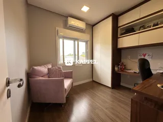 Sala de estar com sofá e piso de madeira.