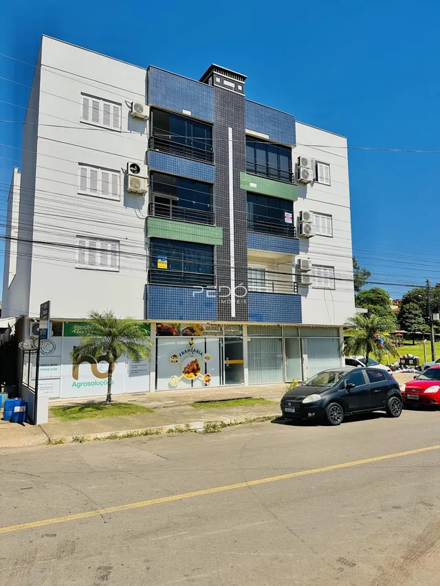 Fachada de um prédio residencial em Lajeado, Brasil, com vários andares e janelas.