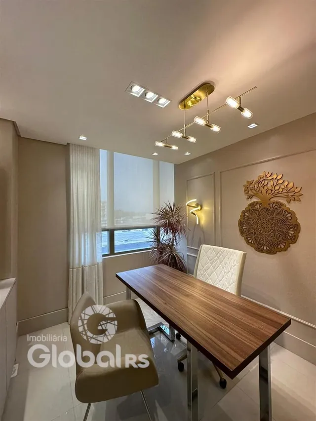 Sala de estar com janela e decoração de parede em Lajeado.