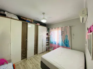 Quarto com armários e cama em um apartamento.