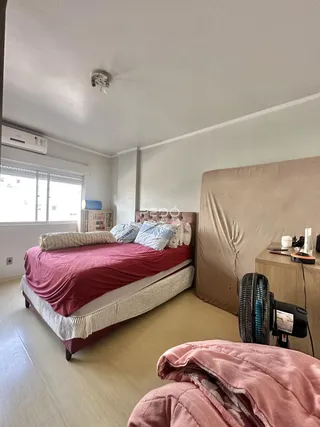 Quarto com cama e janela em um imóvel no Brasil.