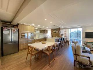 Foto de uma sala de estar e cozinha com piso de madeira em um imóvel em Lajeado.