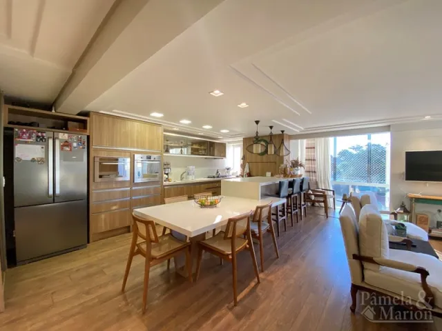Foto de uma sala de estar e cozinha com piso de madeira em um imóvel em Lajeado.
