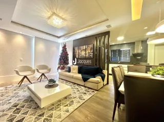 Sala de estar moderna com sofá e piso de madeira.