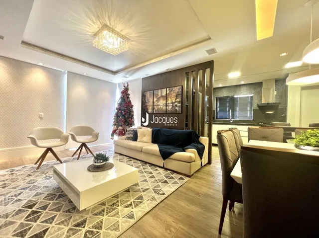Sala de estar moderna com sofá e piso de madeira.