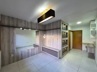 Ambiente interno de uma sala com revestimento de madeira e piso cerâmico.