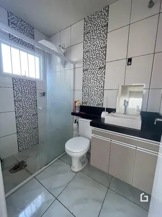 Banheiro com revestimento de cerâmica nas paredes e piso.