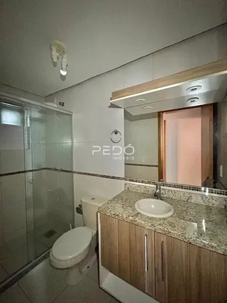 Foto de um banheiro interno com azulejos brancos e box de vidro.