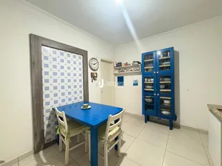 Quarto com mesa de jantar azul e armário azul em Lajeado.