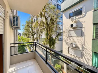 Vista da varanda de um imóvel em Lajeado, Brasil, com vista para a rua e árvores.