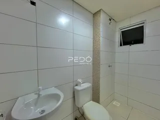 Banheiro com revestimento cerâmico nas paredes
