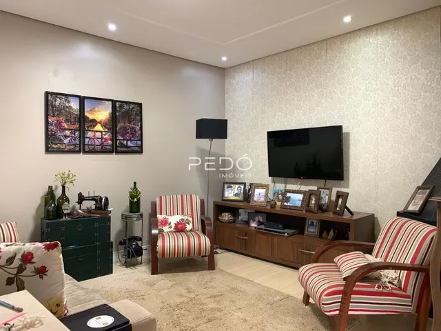 Sala de estar com decoração e televisão em um imóvel no Brasil.