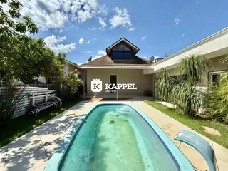 Fachada de uma residência com piscina em Lajeado, Brasil.
