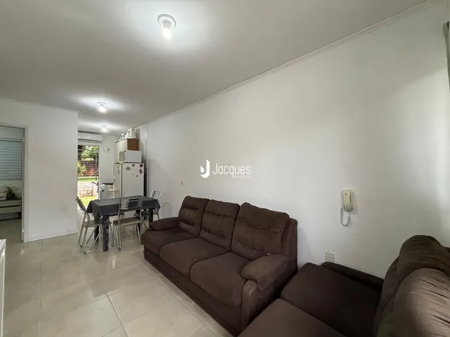 Sala de estar com sofá e mesa de jantar em um imóvel no Brasil.