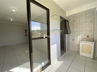 Interior de um ambiente com piso de cerâmica e porta de vidro.