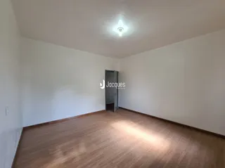 Uma sala de estar com piso de madeira clara.