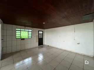 Ambiente interno com piso de cerâmica e teto de madeira clara.