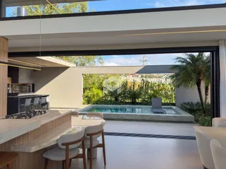 Vista externa da casa com piscina e jardim em Lajeado, Brasil.