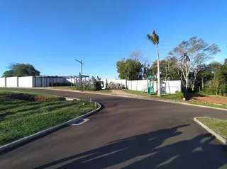 Vista da fachada de uma propriedade em Lajeado, Brasil, com paisagismo e rua.