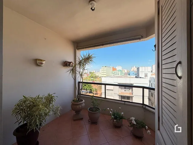 Vista de uma varanda com plantas e vista da cidade de Lajeado, Brasil.