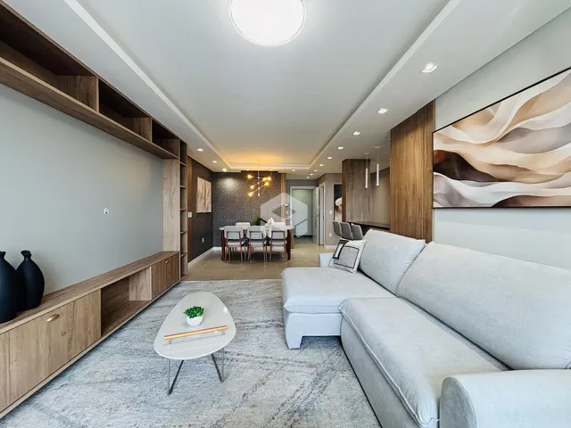 Sala de estar moderna com sofá branco e estantes de madeira.
