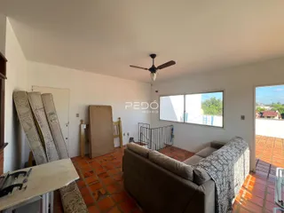 Sala de estar com piso de tijolo vermelho e sofá
