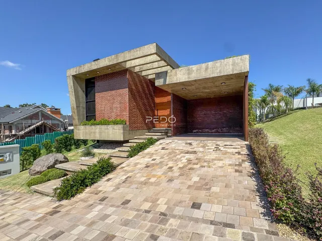 Fachada moderna de uma residência em Lajeado, Brasil, com área pavimentada.