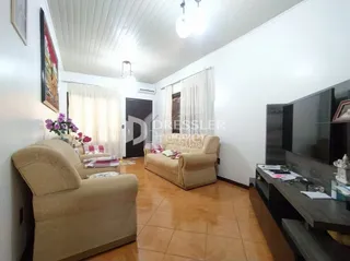 Sala de estar com dois poltronas e piso de cerâmica.