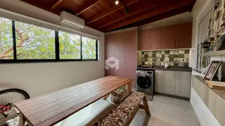 Ambiente interno com grandes janelas e piso claro.