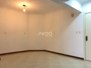 Ambiente interno de uma sala com piso de cerâmica.