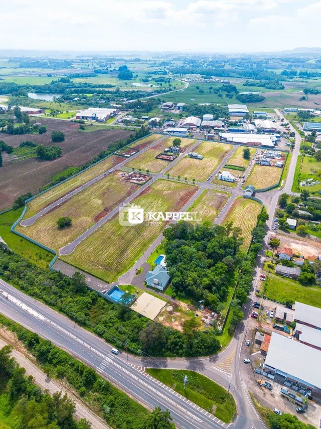 Vista aérea de uma propriedade rural com campos e estradas em Lajeado.