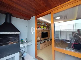 Vista interna de uma área com lareira e passagem para outra sala.