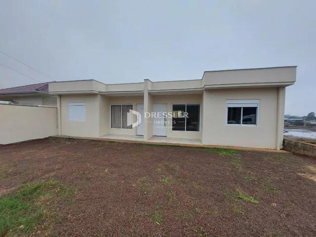 Fachada de uma casa em Lajeado, Brasil, com área gramada na frente.